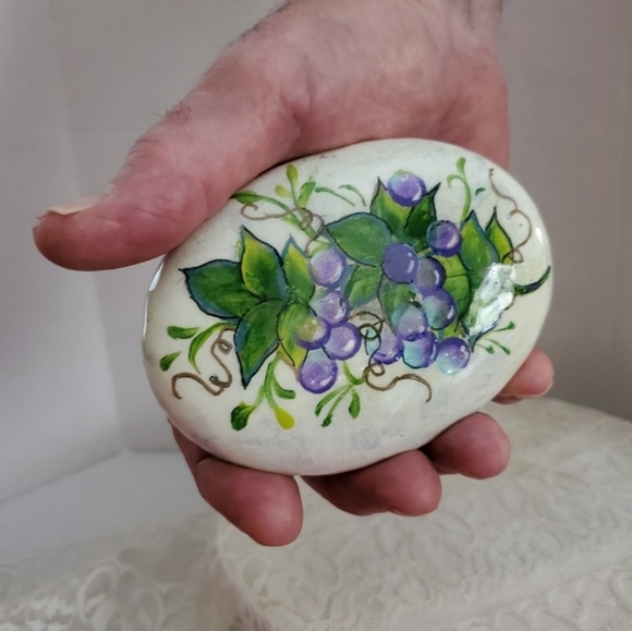 Painted Grapes on natural rock, Tuscany Art of hand painted grapes on stone - Picture 2 of 7
